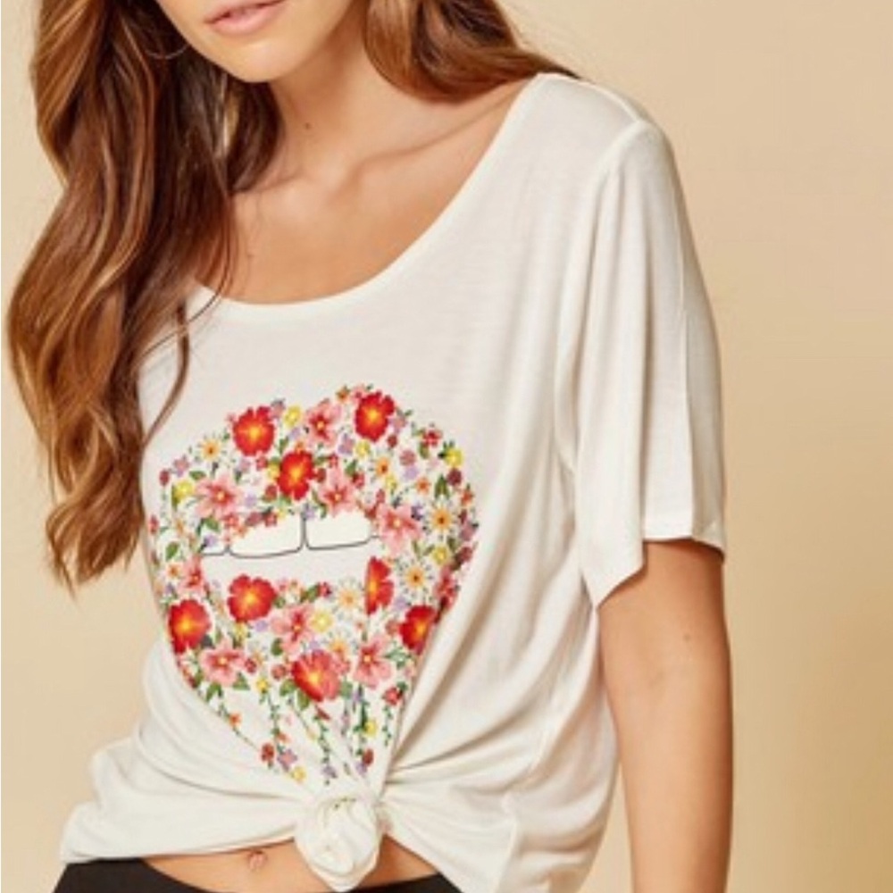 3/$15 SAVANNA JANE floral lips graphic tee M